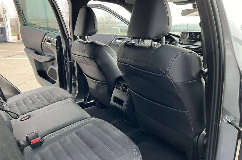 Mitsubishi Outlander - фото 16