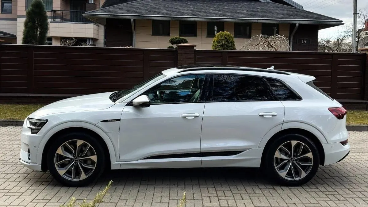 Audi e-tron - фото 2