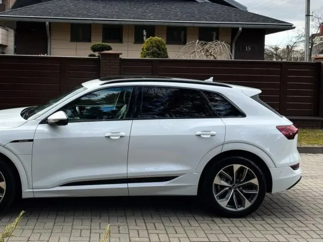 Audi e-tron - фото 2