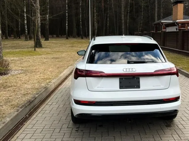 Audi e-tron - фото 5