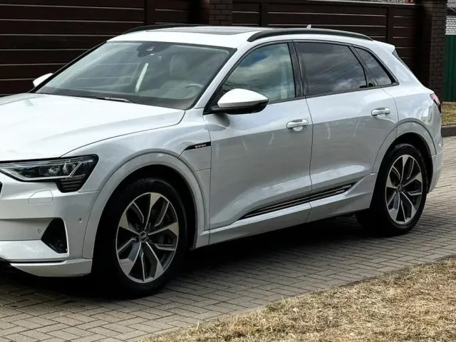 Audi e-tron - фото 1