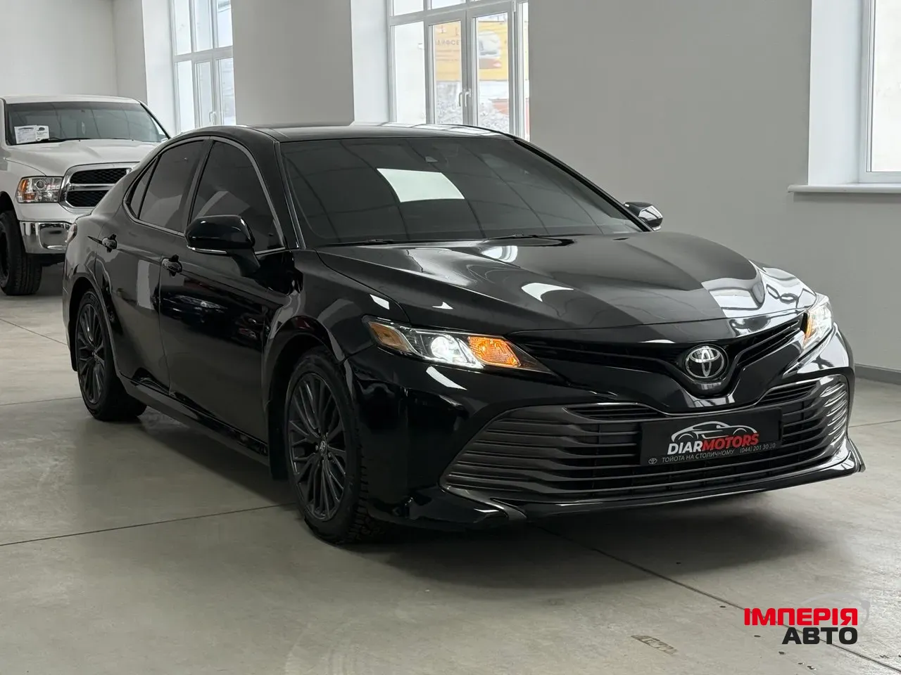 Toyota Camry - фото 1