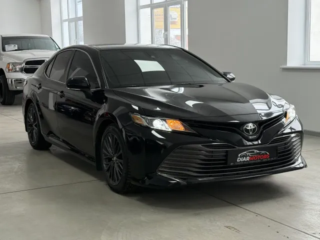 Toyota Camry - фото 1