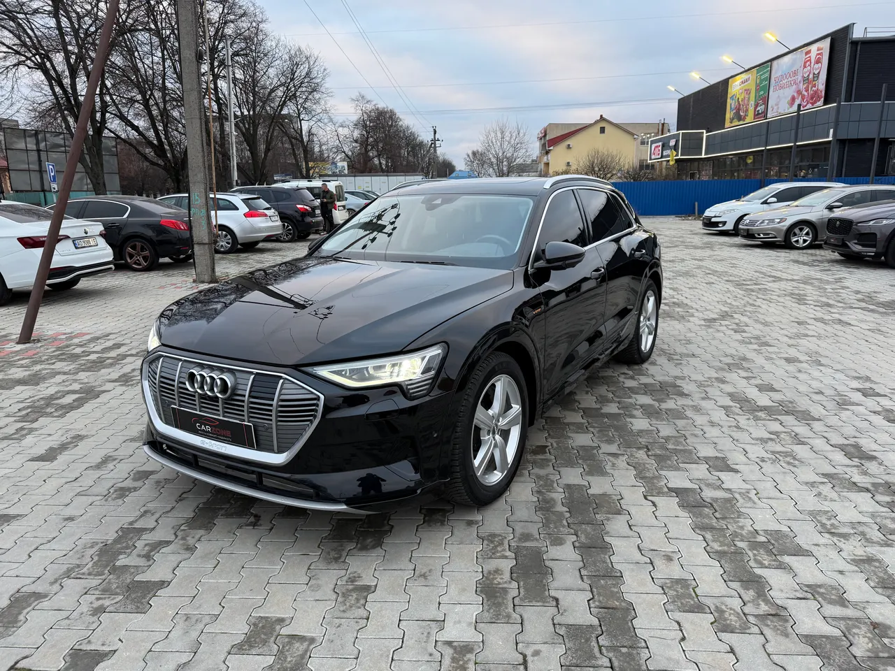 Audi e-tron - фото 1