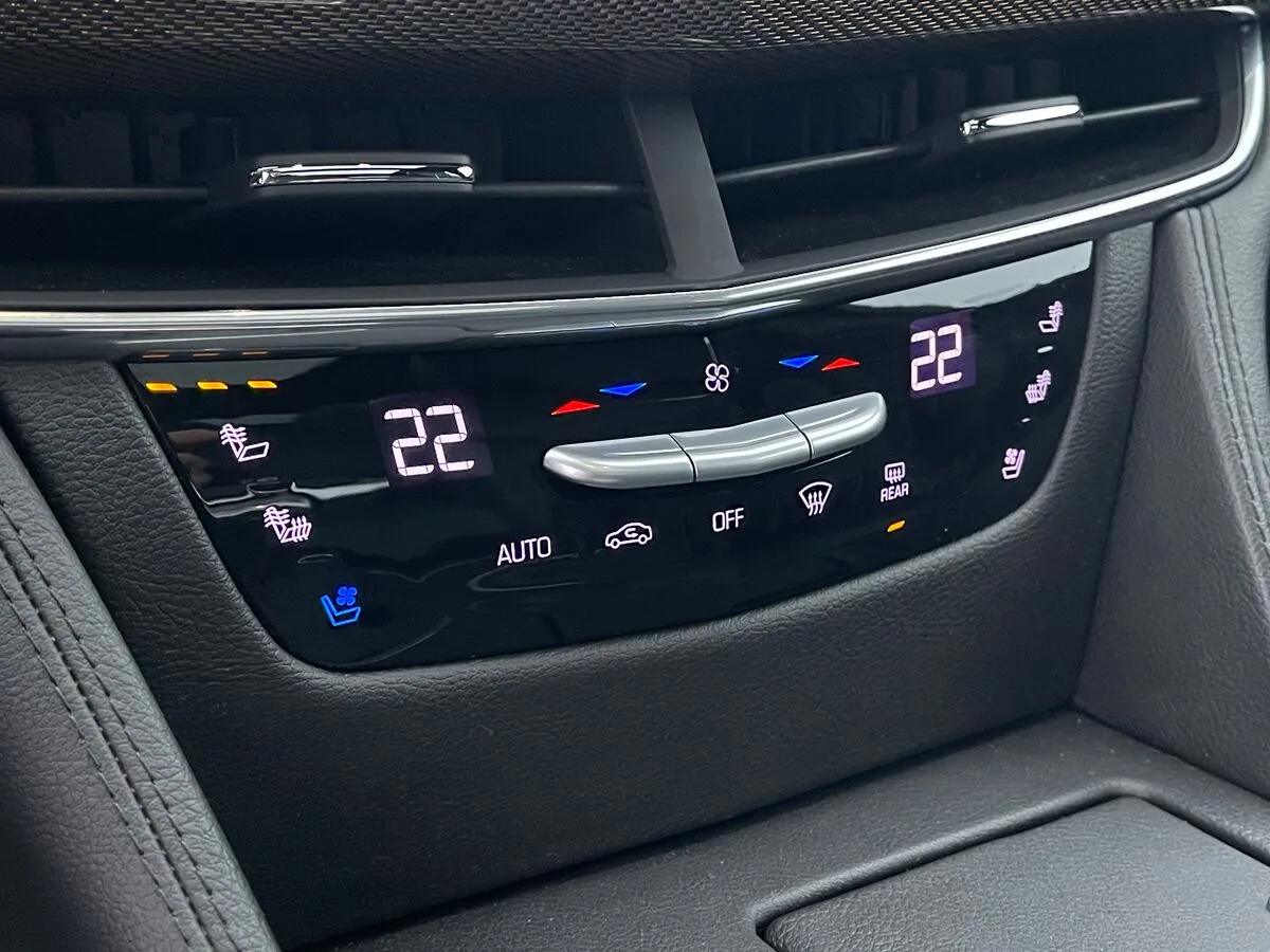 Cadillac CT6 - фото 48