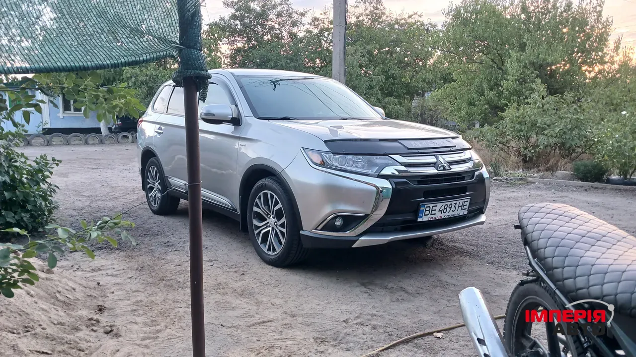 Mitsubishi Outlander - фото 1