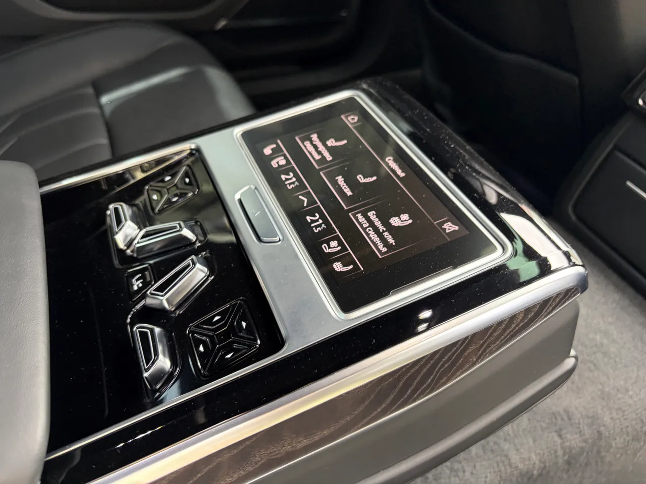 Audi A8 - фото 6