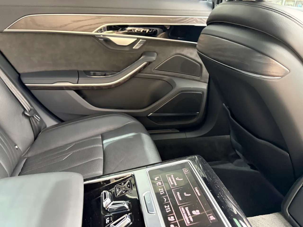 Audi A8 - фото 5