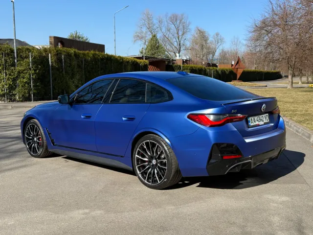 BMW i4 - фото 2
