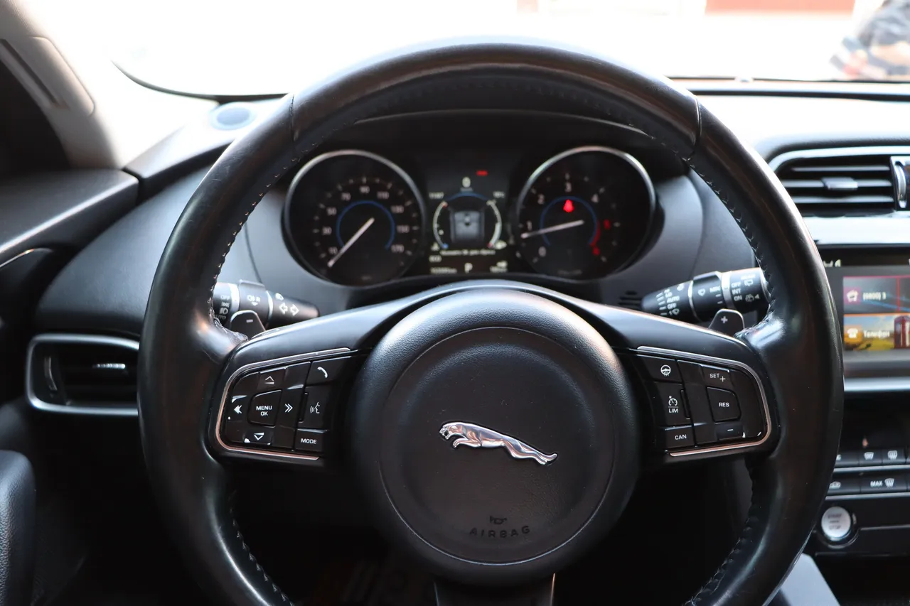 Jaguar F-Pace - фото 18