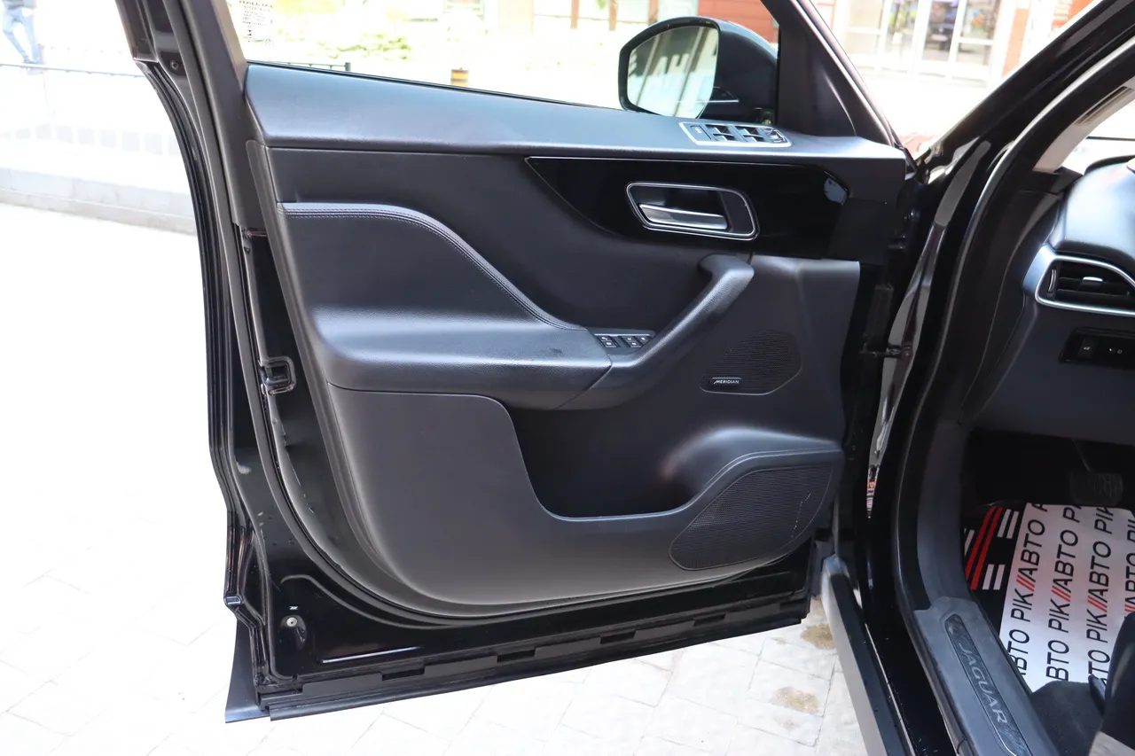 Jaguar F-Pace - фото 12