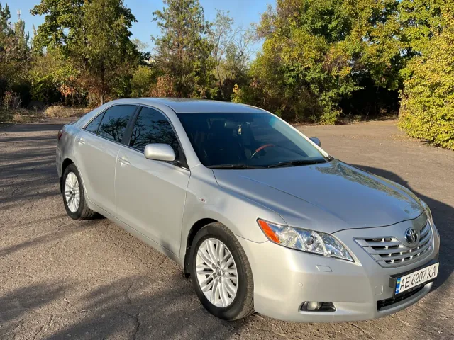 Toyota Camry - фото 1