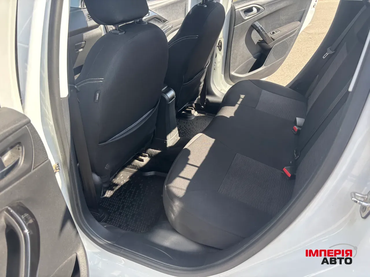 Peugeot 208 - фото 8