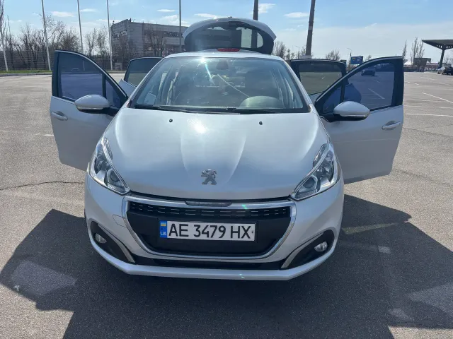 Peugeot 208 - фото 1