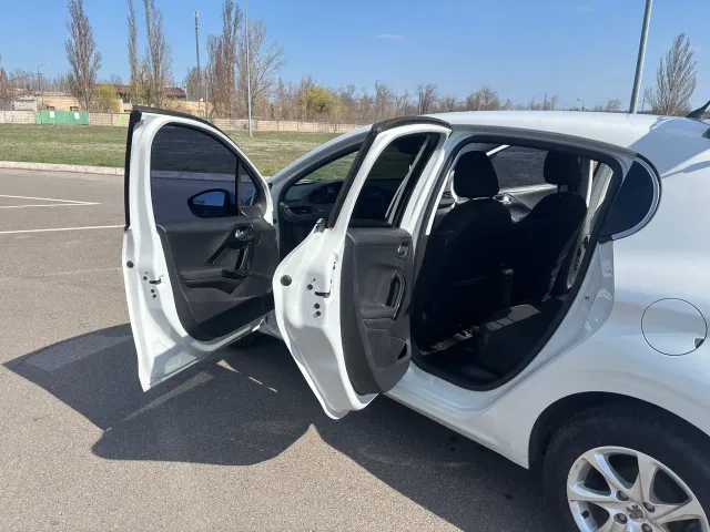 Peugeot 208 - фото 3