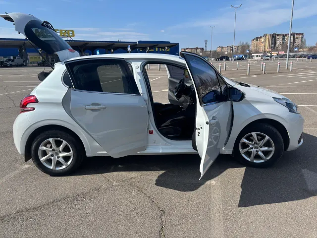 Peugeot 208 - фото 2