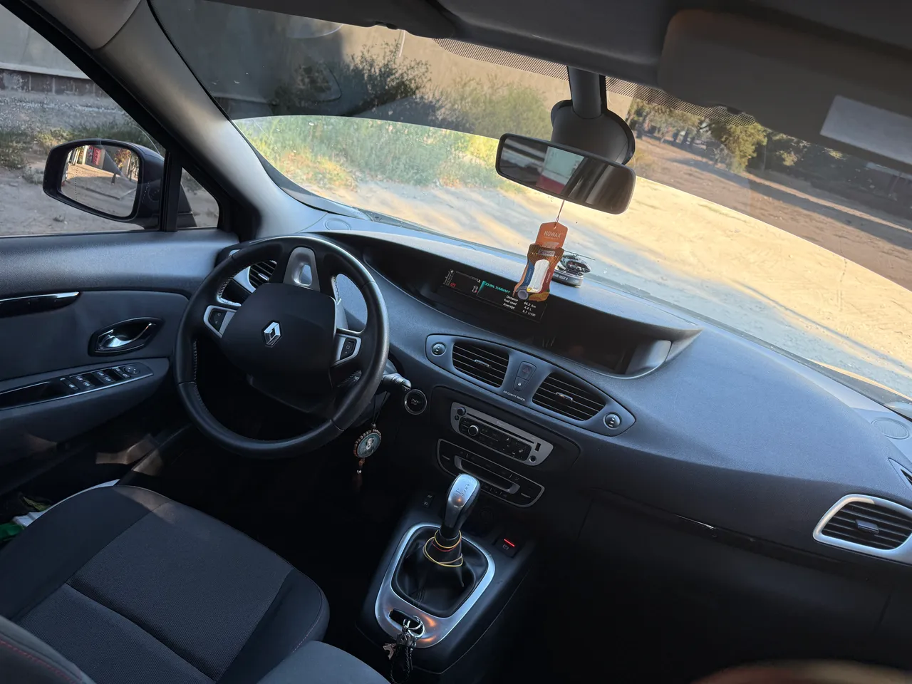 Renault Scenic - фото 8