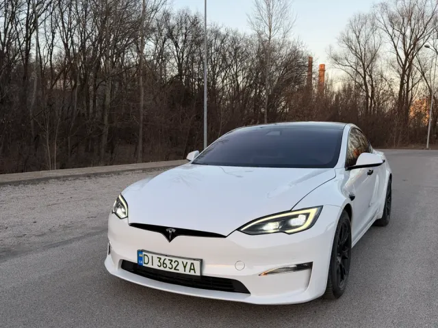 Tesla Model S - фото 1