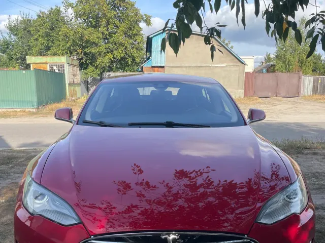 Tesla Model S - фото 1