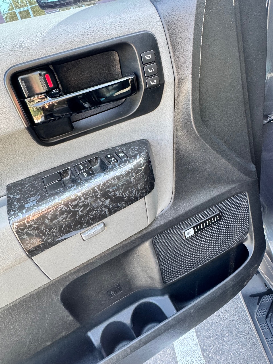 Toyota Sequoia - фото 7