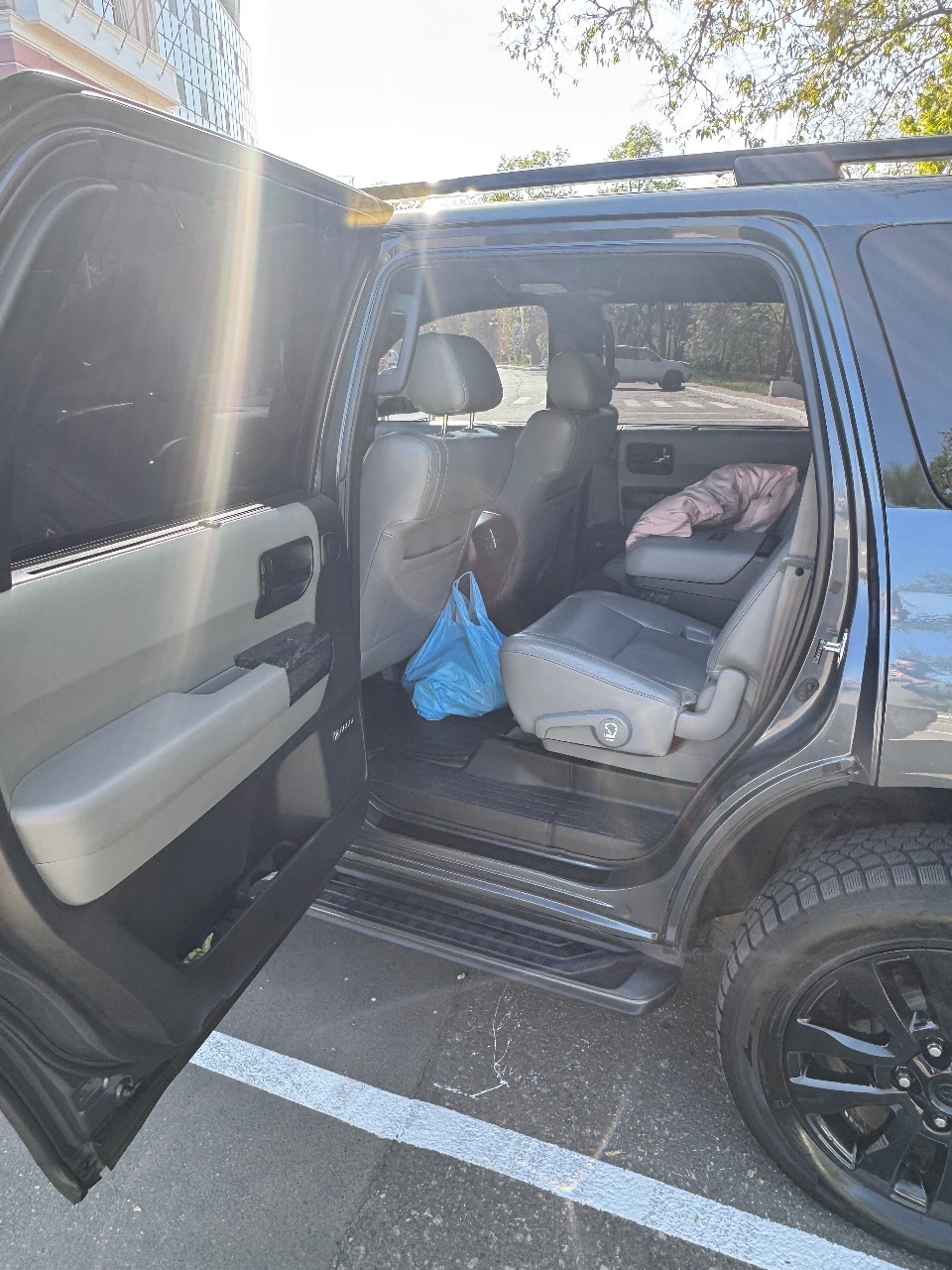 Toyota Sequoia - фото 13