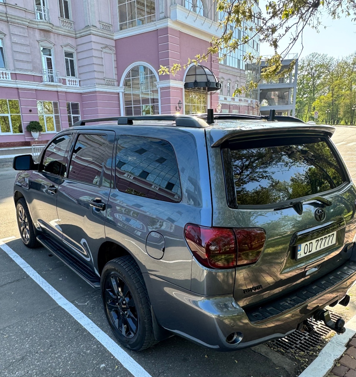 Toyota Sequoia - фото 1