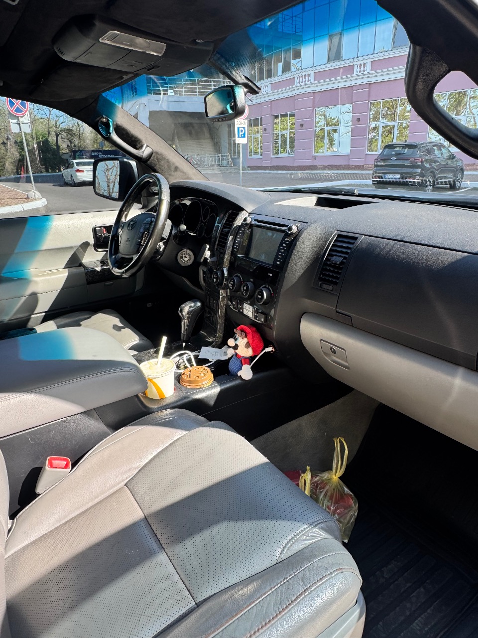 Toyota Sequoia - фото 6