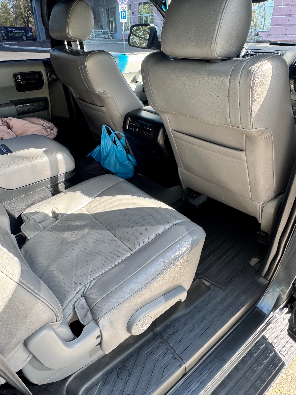 Toyota Sequoia - фото 14