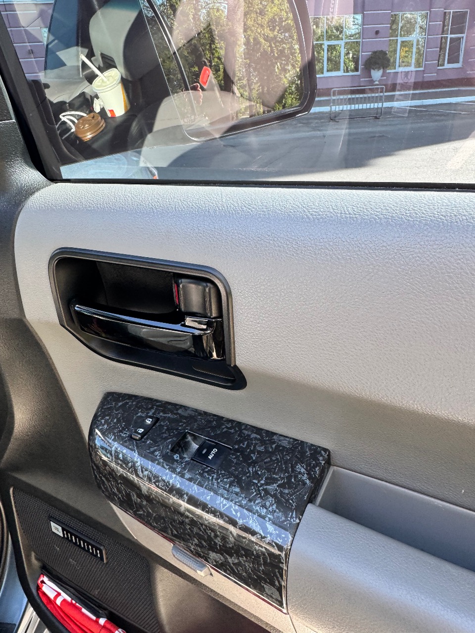 Toyota Sequoia - фото 9