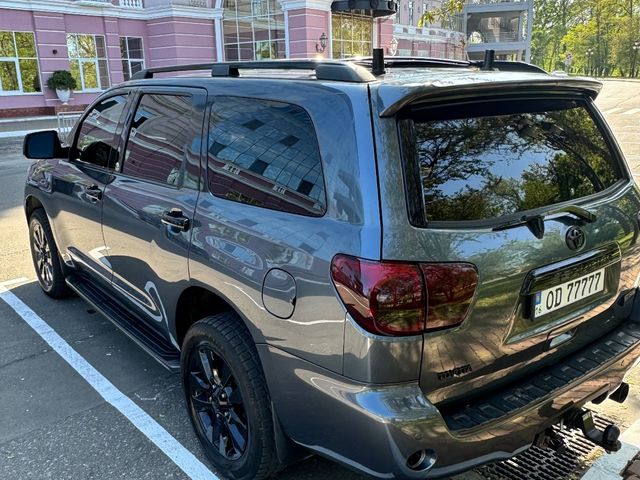 Toyota Sequoia - фото 1
