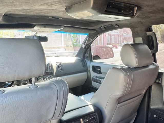 Toyota Sequoia - фото 2