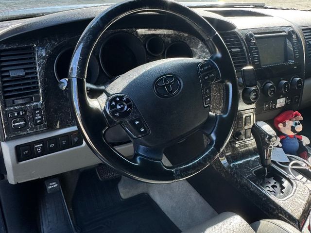 Toyota Sequoia - фото 4