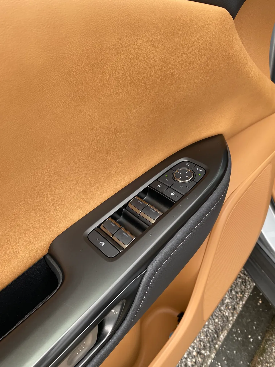 Lexus RZ - фото 7