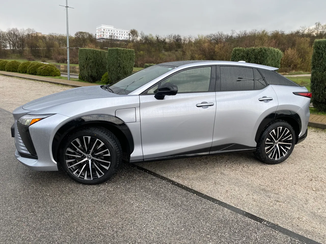 Lexus RZ - фото 1