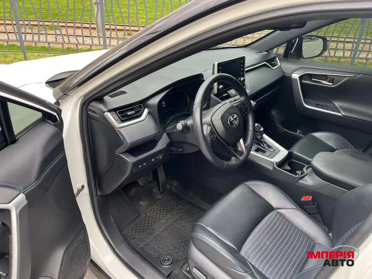 Toyota RAV4 - фото 8