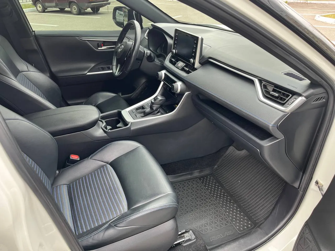 Toyota RAV4 - фото 9