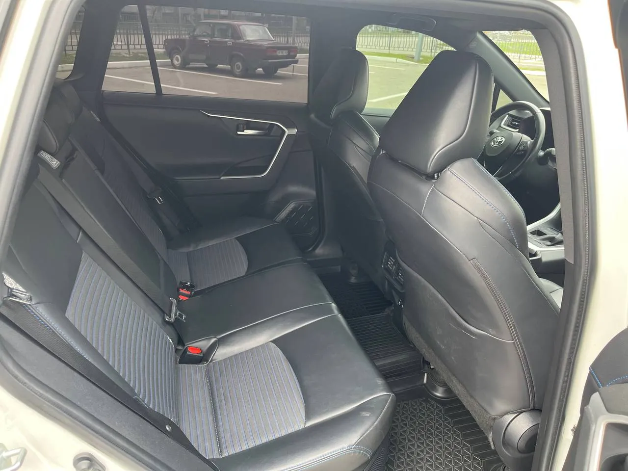 Toyota RAV4 - фото 12