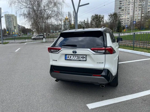 Toyota RAV4 - фото 4