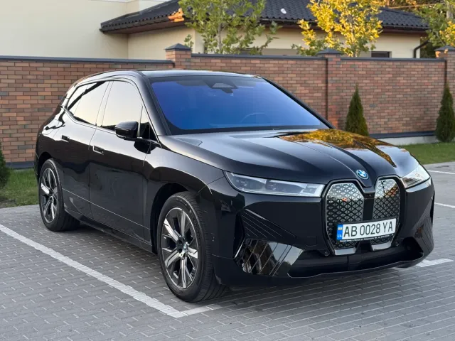BMW iX - фото 1
