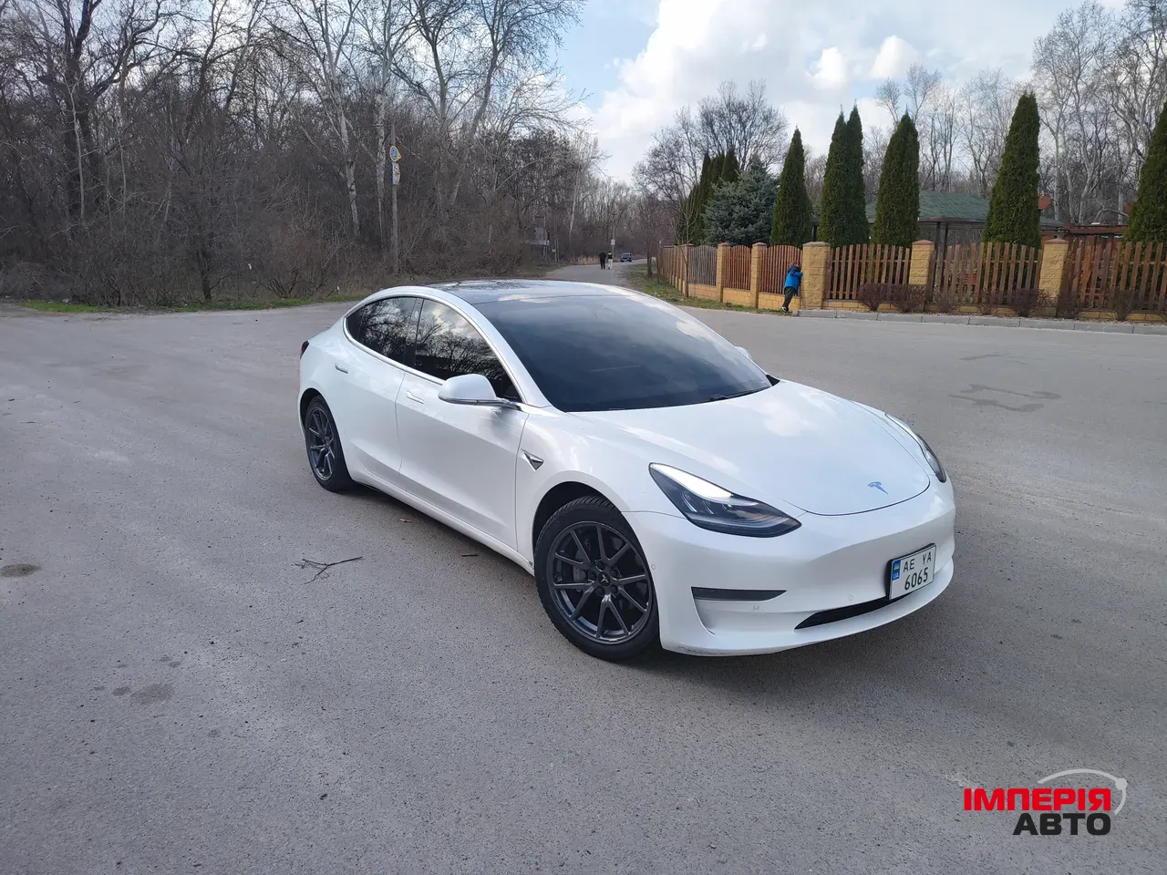 Tesla Model 3 - фото 1