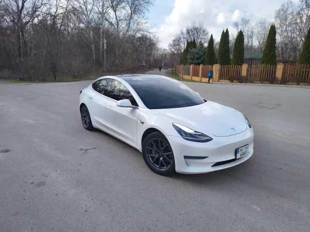 Tesla Model 3 - фото 1