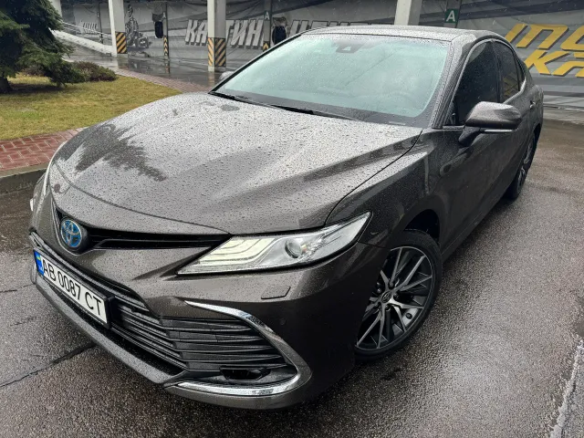 Toyota Camry - фото 1