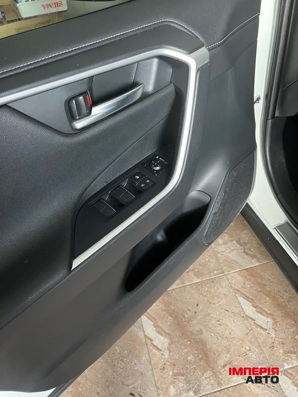 Toyota RAV4 - фото 7