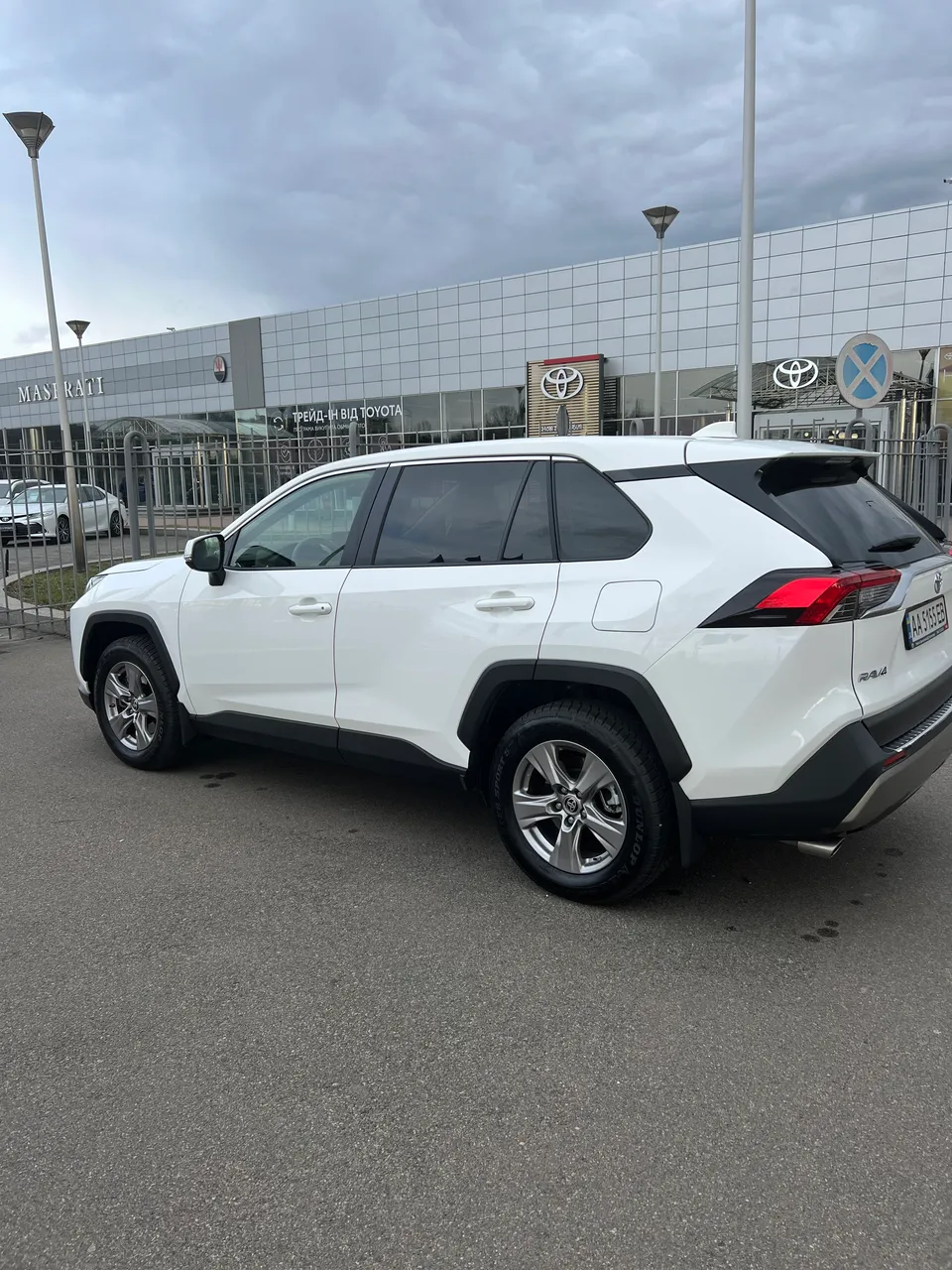 Toyota RAV4 - фото 1