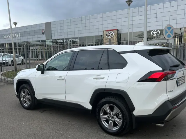 Toyota RAV4 - фото 1