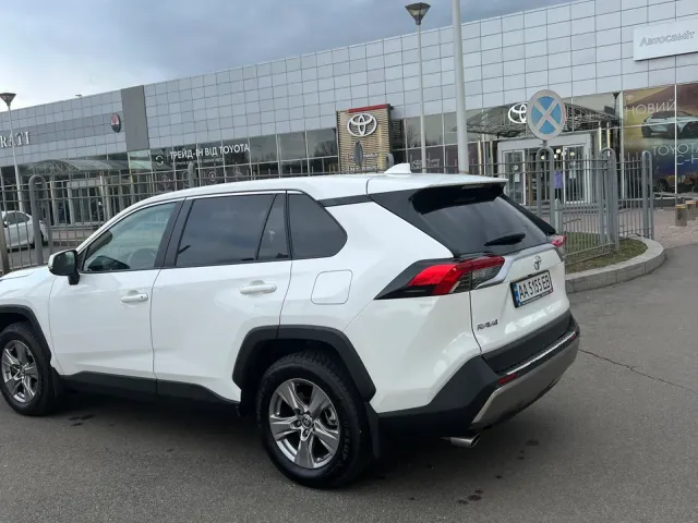 Toyota RAV4 - фото 3