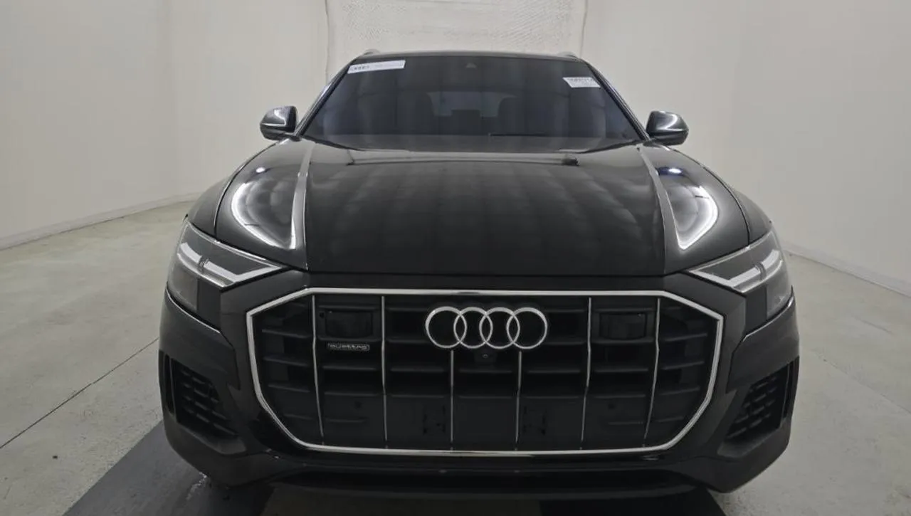Audi Q8 - фото 1