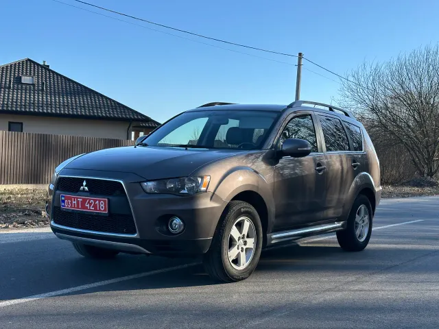 Mitsubishi Outlander - фото 1
