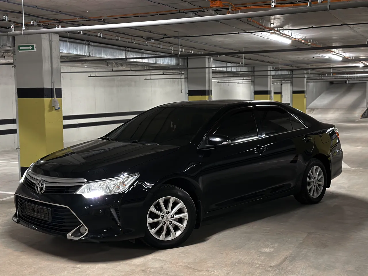 Toyota Camry - фото 1