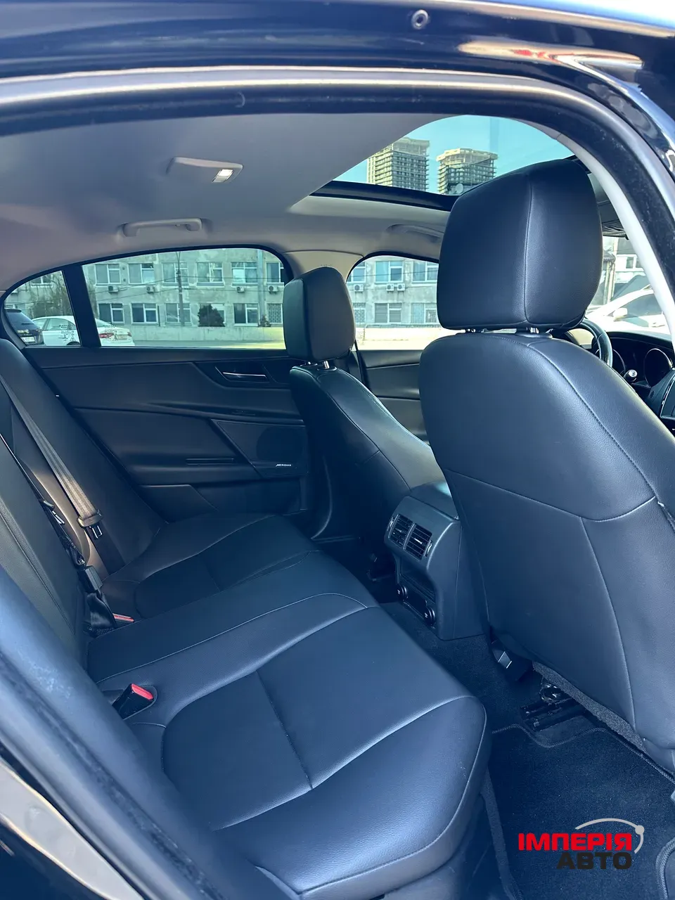 Jaguar XE - фото 17